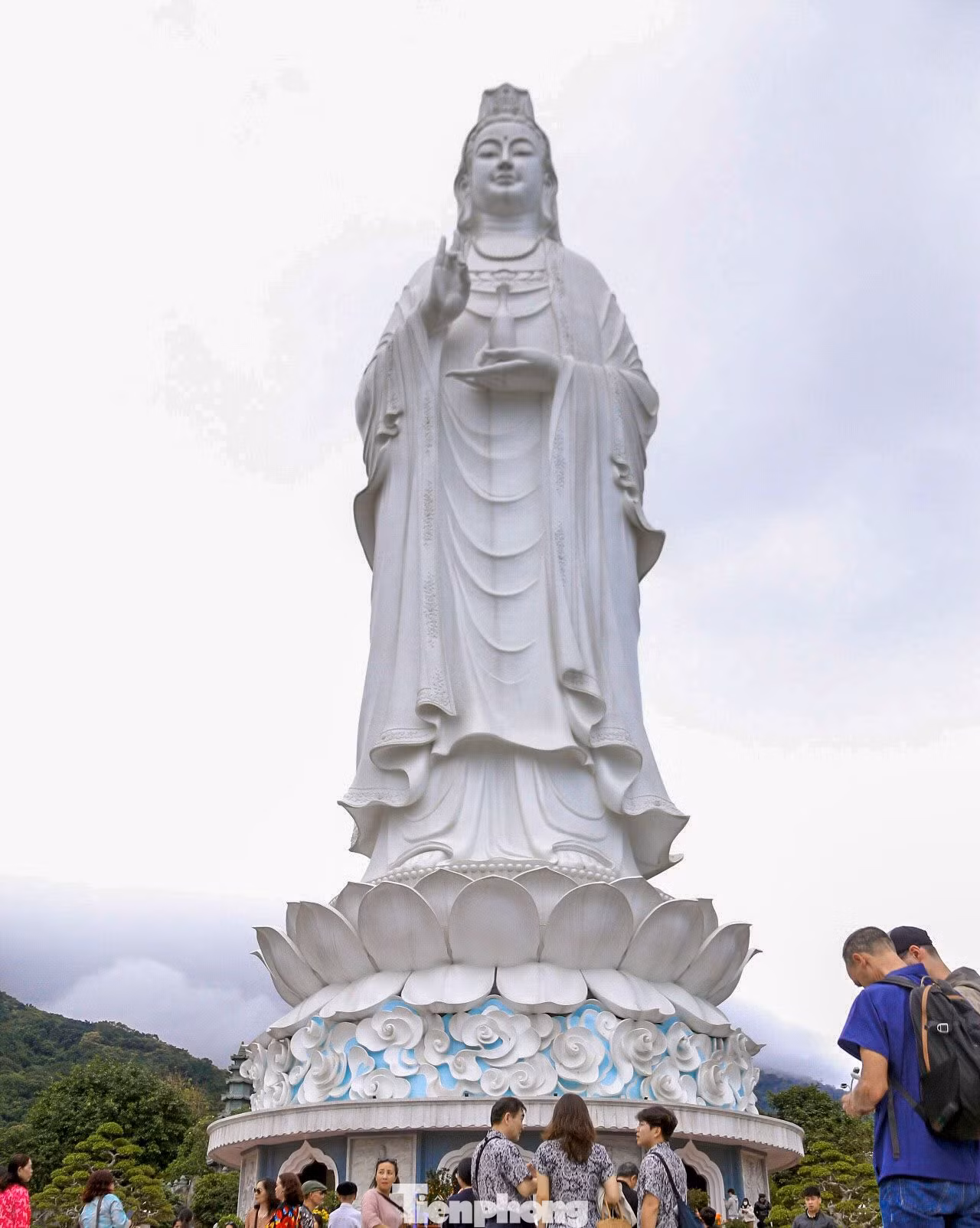 Tọa lạc trên bán đảo Sơn Trà, với vị trí tuyệt đẹp nhìn ra biển cả, chùa Linh Ứng Bãi Bụt không chỉ nổi bật với vẻ đẹp kiến trúc, mà còn là nơi mang đậm giá trị tâm linh và văn hóa.
