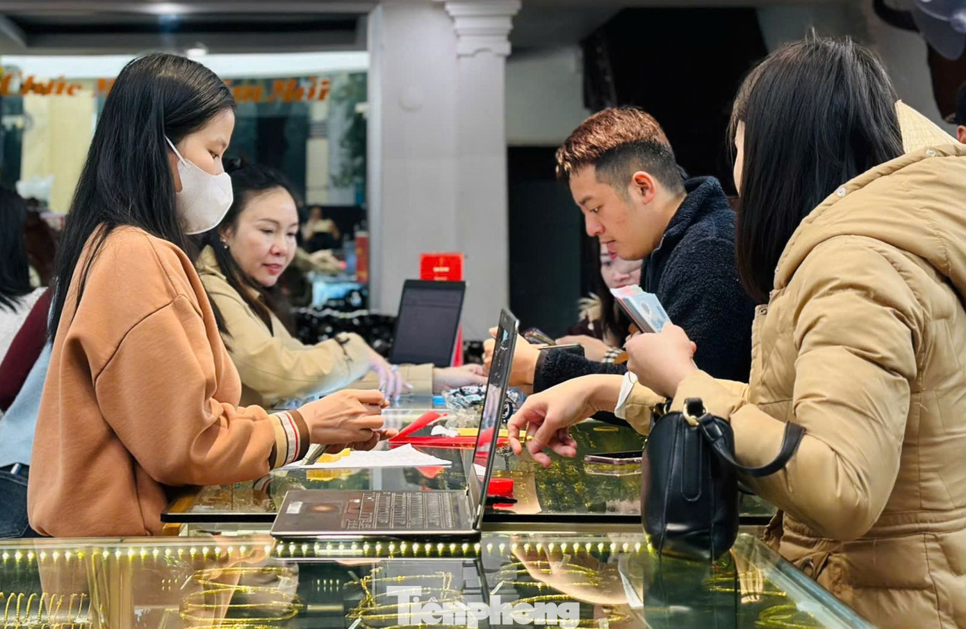 Đến hẹn lại lên, cứ đến ngày vía Thần tài (10 tháng Giêng) các cửa hàng kinh doanh vàng tại Hà Tĩnh trở nên tấp nập. "Đa số người dân đặt cọc, mua hàng từ mấy ngày trước, vì thế đến ngày vía Thần tài họ tranh thủ tới để lấy. Năm nay do mưa nên số lượng người đến mua từ rạng sáng ít hơn so với các năm trước. Những năm gần đây, người dân mua vàng ngày vía Thần tài mỗi ngày một đông hơn, họ chủ yếu mua 1-2 chỉ để lấy vía đầu năm", một chủ cửa hàng kinh doanh vàng ở TP. Hà Tĩnh cho hay.