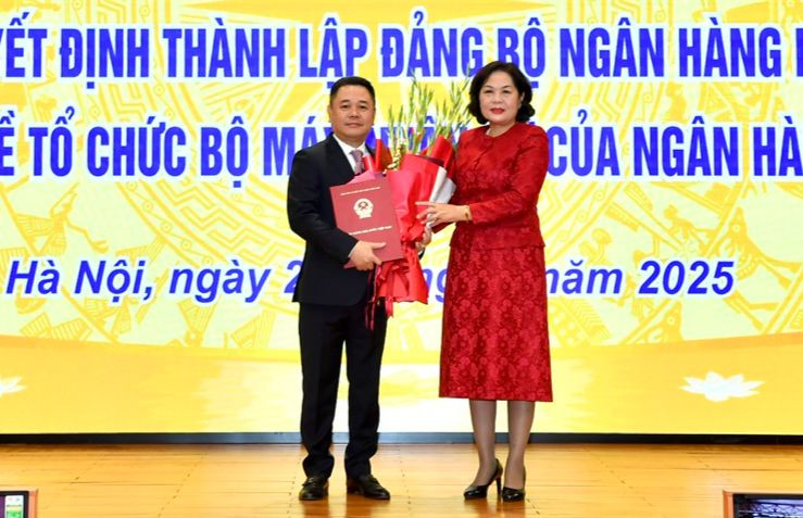 Thống đốc Ngân hàng Nhà nước Nguyễn Thị Hồng trao quyết định bổ nhiệm cho ông Nguyễn Ngọc Cảnh.