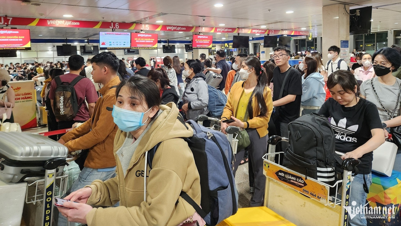 Sản lượng vận tải trong dịp Tết Nguyên đán Ất Tỵ 2025 tăng cao “kỷ lục” với gần 3,6 triệu hành khách thông qua các cảng hàng không sân bay. Ảnh: VietnamNet. Sản lượng vận tải trong dịp Tết Nguyên đán Ất Tỵ 2025 tăng cao “kỷ lục” với gần 3,6 triệu hành khách thông qua các cảng hàng không sân bay. Ảnh: VietnamNet.