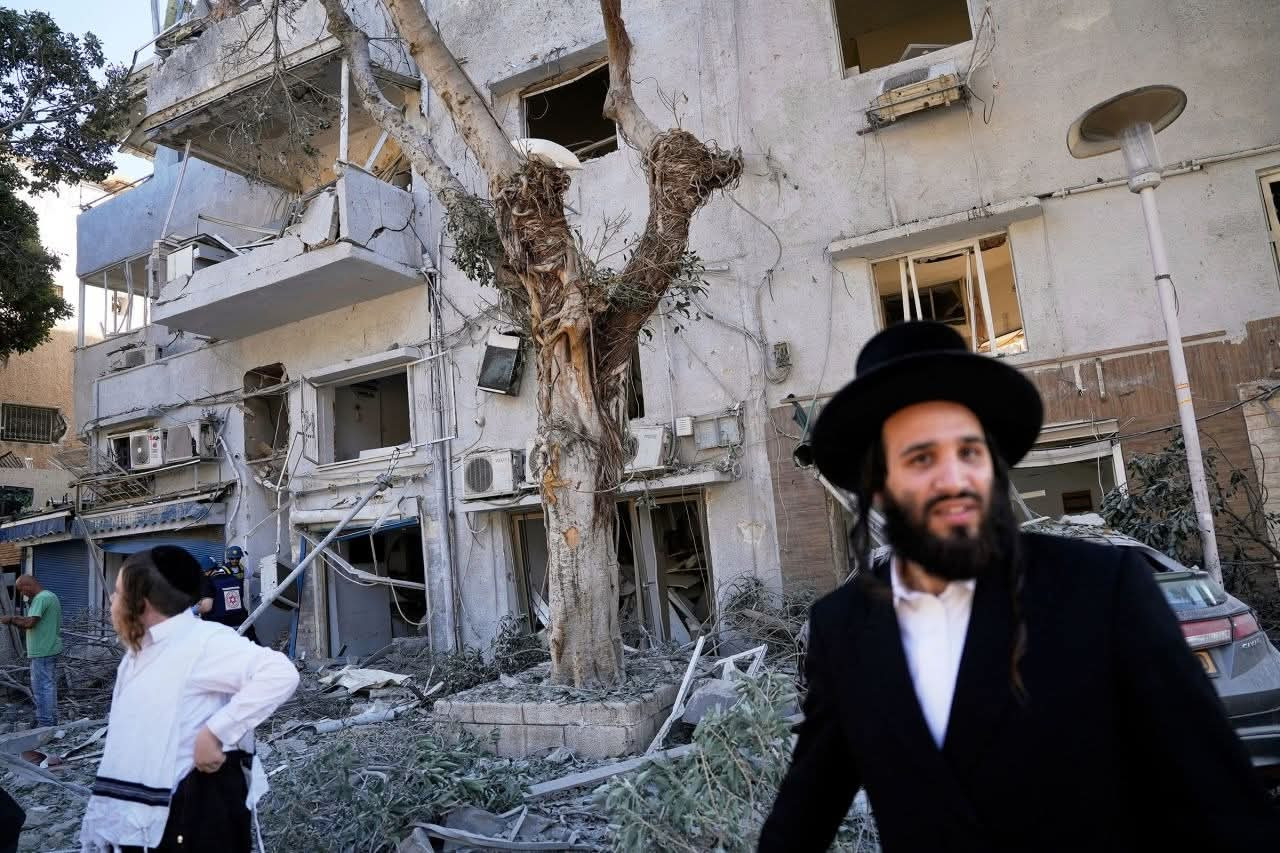 Người dân di tản ở Haifa, (Israel), sau cuộc tấn công bằng tên lửa của Iran ngày 22/6. (Ảnh: AP) Người dân di tản ở Haifa, (Israel), sau cuộc tấn công bằng tên lửa của Iran ngày 22/6. (Ảnh: AP)