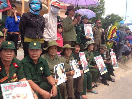 Người dân Quảng Bình chờ đón linh cữu Người con ưu tú trở về. Ảnh: Thanh Lâm