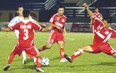 Đồng Nai (đỏ) một phút lên chuyên. Ảnh Tường Vũ