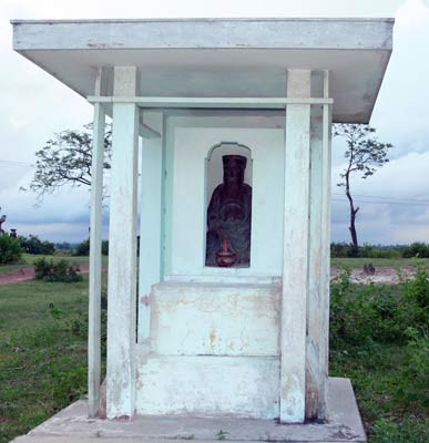 Sợ bị mất cắp, bà con dân làng xây nhà che kín hết 3 hướng để bảo vệ pho tượng quý