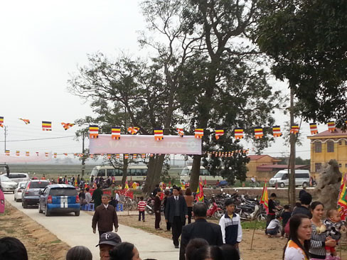 Chùa Song Mai nằm cách Hà Nội hơn 30 km. Chùa Song Mai nằm cách Hà Nội hơn 30 km