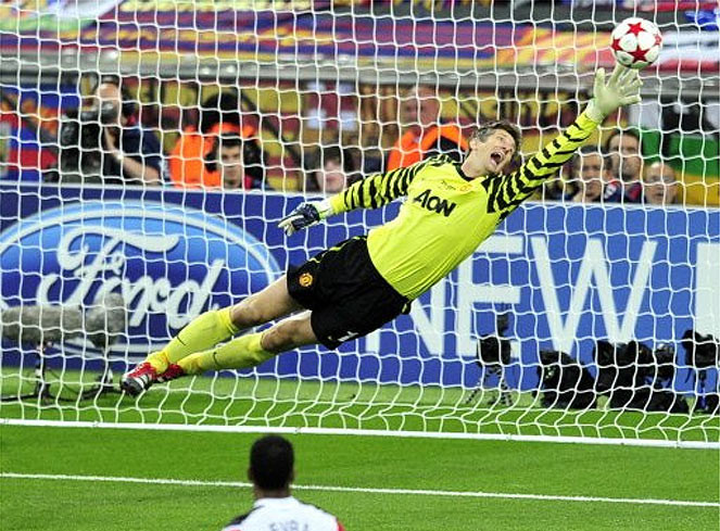 Van der Sar đã làm việc hết sức cố gắng nhưng vẫn không bảo vệ được mành lưới