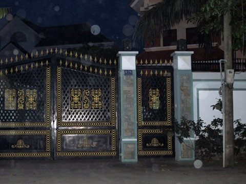 Tên trộm được cho là đã cắt khoá cổng ngôi biệt thự rồi vào trộm ôtô