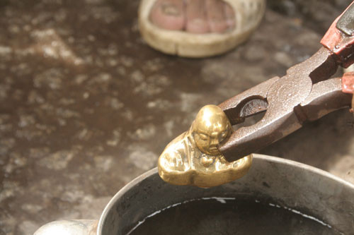 nhưng lập tức trở lại màu vàng óng và nhiệt độ bình thường khi vừa tiếp xúc với nước