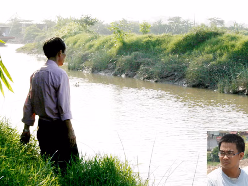 Bố nạn nhân Linh bên đoạn sông hung thủ khai phi tang một phần thân thể cô gái (ảnh to), hung thủ Nguyễn Đức Nghĩa (ảnh nhỏ). Ảnh: Minh Đức 