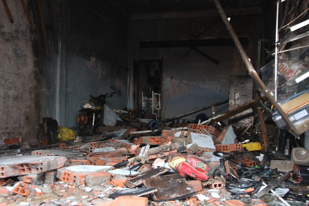 Tường nhà bị đổ đè lên 3 người bị thương nặng