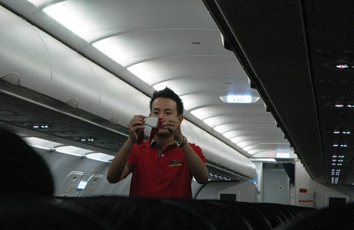 Dù là chuyến bay chỉ chở hơn 10 người nhưng quy trình hướng dẫn an toàn bay vẫn được thực hiện như thường lệ. Chuyến bay được bố trí hai tiếp viên nam với tiêu chí mạnh khỏe, nhanh nhẹn