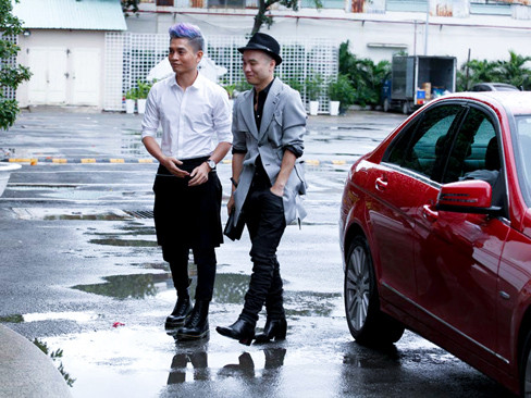 Hai nam giám khảo ăn mặc cực kỳ cá tính