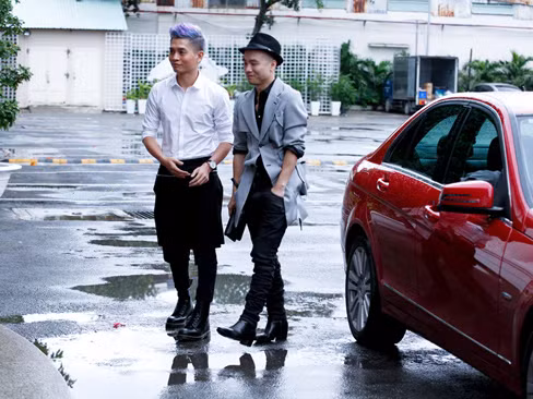 Hai nam giám khảo ăn mặc cực kỳ cá tính