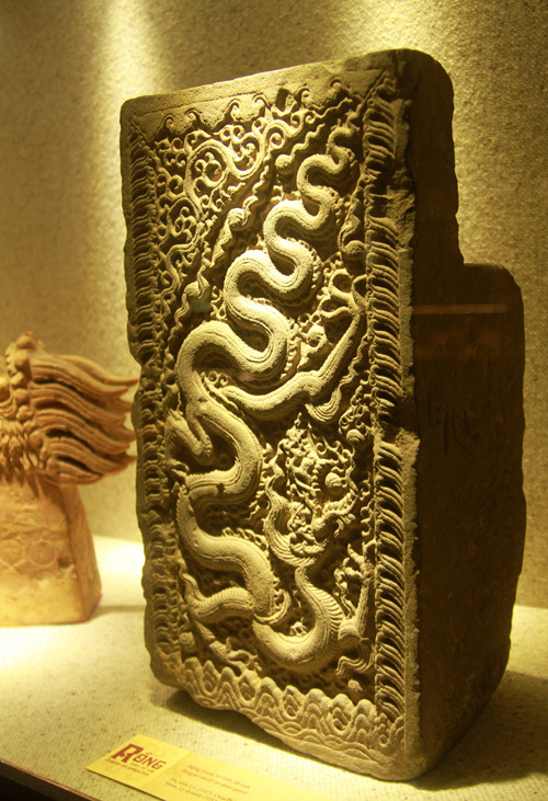 rồng trang trí trên đồ cửa bằng đá (thời Lý, 1057, chùa Phật Tích, Tiên Du Bắc Ninh)