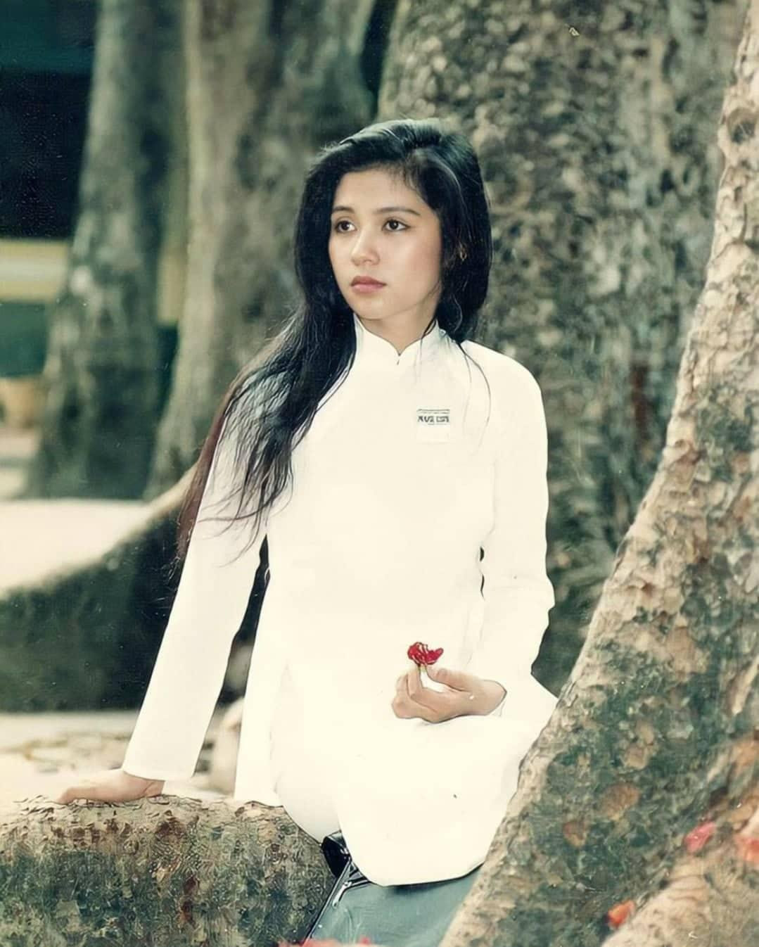 Làn da nâu cũng là "thương hiệu" của Việt Trinh. Chị từng vào vai cô gái Chăm tên Mạ trong "Xương rồng đen" của đạo diễn Lê Dân Làn da nâu cũng là "thương hiệu" của Việt Trinh. Chị từng vào vai cô gái Chăm tên Mạ trong "Xương rồng đen" của đạo diễn Lê Dân