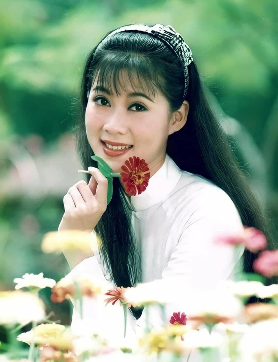 Điểm nhấn trên gương mặt Việt Trinh là đôi mắt. Còn điểm nhấn trên gương mặt Diễm Hương là nụ cười xinh Điểm nhấn trên gương mặt Việt Trinh là đôi mắt. Còn điểm nhấn trên gương mặt Diễm Hương là nụ cười xinh