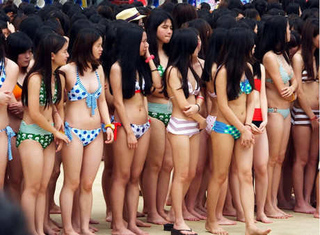 Các cô gái chờ tới lượt nhóm mình vào xếp hình