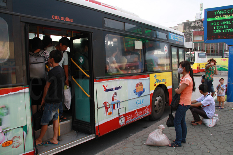 Hai bạn sinh viên không dám lên xe vì quá đông người. Ảnh: Trường Phong