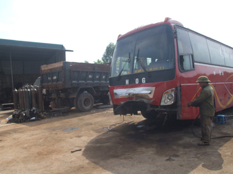 Chuẩn bị phá một chiếc ô tô 45 chỗ