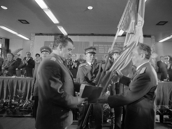 Mít tinh Hungary - Việt Nam tại Nhà máy Liên hợp Bóng đèn (ngày 14-4-1977). Bộ trưởng Quốc phòng Hungary nhận lá cờ của Quân đội Nhân dân Việt Nam từ Ðại tướng Võ Nguyên Giáp