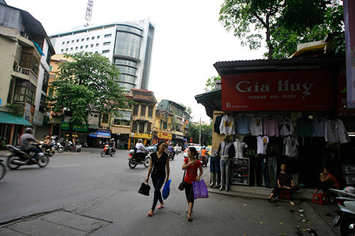 Tương tự, trên đường Hai Bà Trưng. Đây là những ngôi nhà khi làm đường không giải phóng được mặt bằng, hoặc do người dân lấn xa ra vỉa hè trong quá trình xây dựng