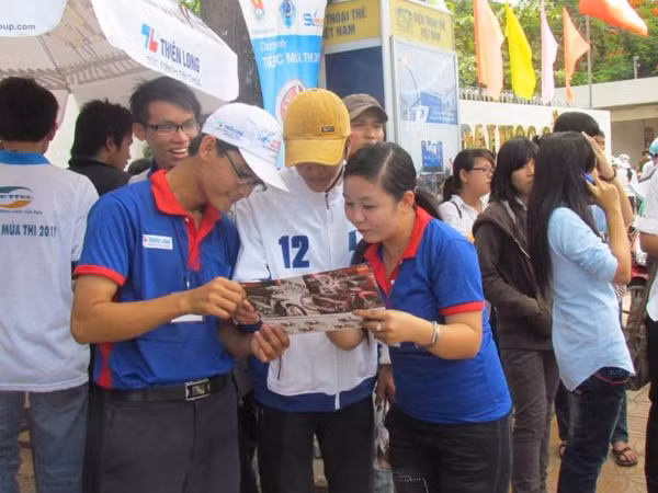 Áo xanh đồng hành cùng sĩ tử Ảnh: Thanh Tùng