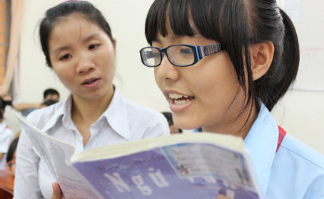 Sách ngữ văn lớp 6 có nhiều nội dung khiến giáo viên băn khoăn. Trong ảnh: một tiết học ngữ văn của học sinh lớp 6/3 Trường THCS Lý Phong, Q.5, TP.HCM. Ảnh: Như Hùng (Tuổi Trẻ) Sách ngữ văn lớp 6 có nhiều nội dung khiến giáo viên băn khoăn. Trong ảnh: một tiết học ngữ văn của học sinh lớp 6/3 Trường THCS Lý Phong, Q.5, TP.HCM