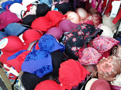 Áo ngực có đệm hơi loại đắt bán tại các chợ có giá từ 90.000 đến 150.000 đồng, trong khi áo chứa silicon đang "dè dặt" quay về chợ. Ảnh: Phương Linh Áo ngực có đệm hơi loại đắt bán tại các chợ có giá từ 90.000 đến 150.000 đồng, trong khi áo chứa silicon đang