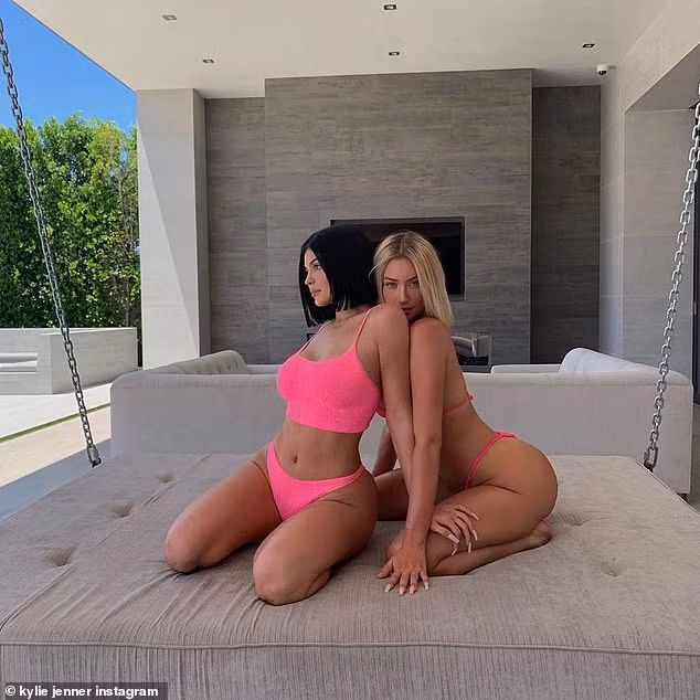 Kylie Jenner cùng bạn thân đọ dáng ‘bóng rẫy’ trên bể bơi ảnh 4