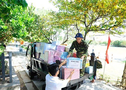 Cán bộ, chiến sĩ đảo Song Tử Tây nhận quà Tết. Cán bộ, chiến sĩ đảo Song Tử Tây nhận quà Tết
