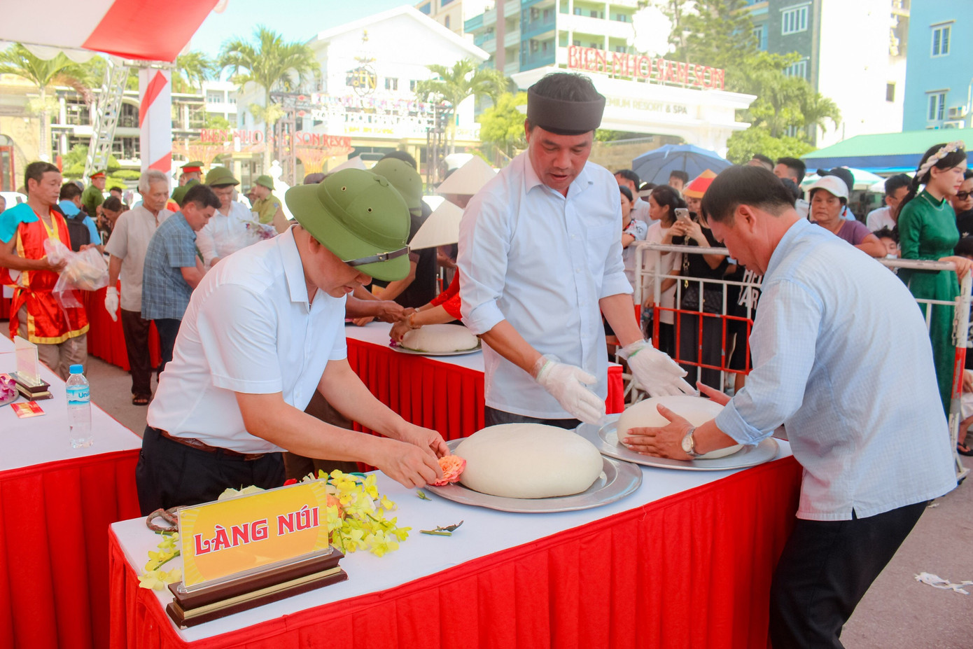 Thành phẩm bánh giầy ở phần thi làm bánh tại lễ hội.
