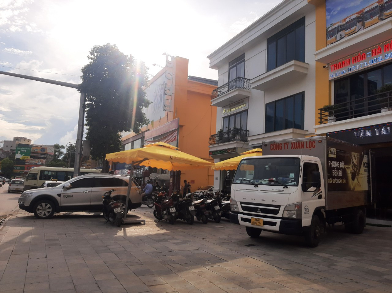 Khu dịch vụ, thương mại phía bên trái cổng Bến xe khách phía Tây thành phố Thanh Hoá.