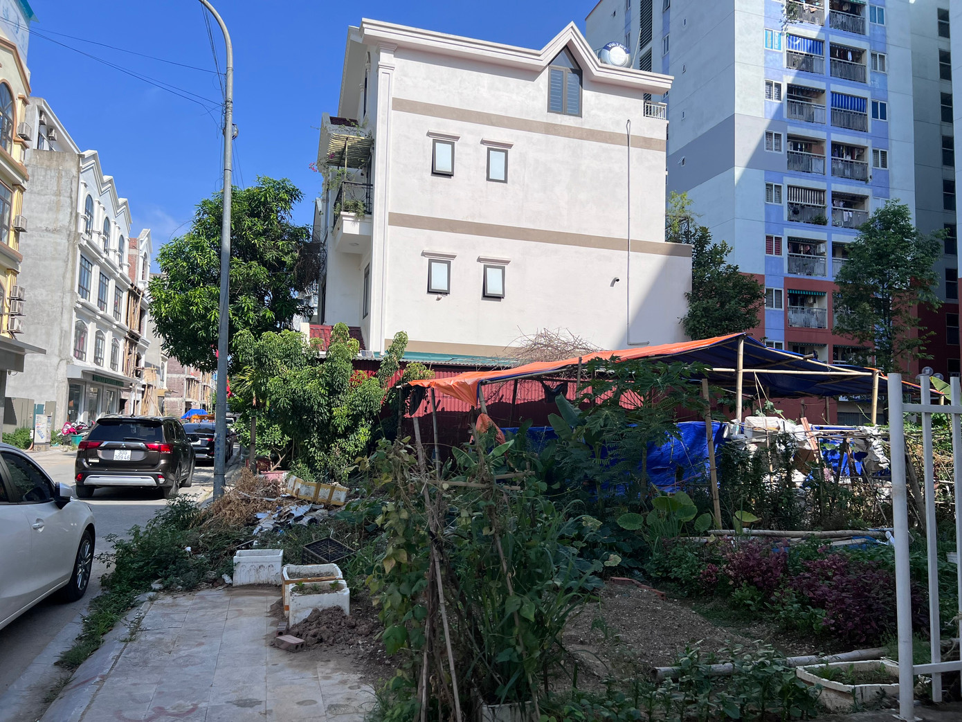 Nhà đầu tư thiếu kiểm tra, giám sát, để cho các hộ dân tự ý cải tạo nhà ở trong quá trình sử dụng chưa đúng thiết kế được duyệt...