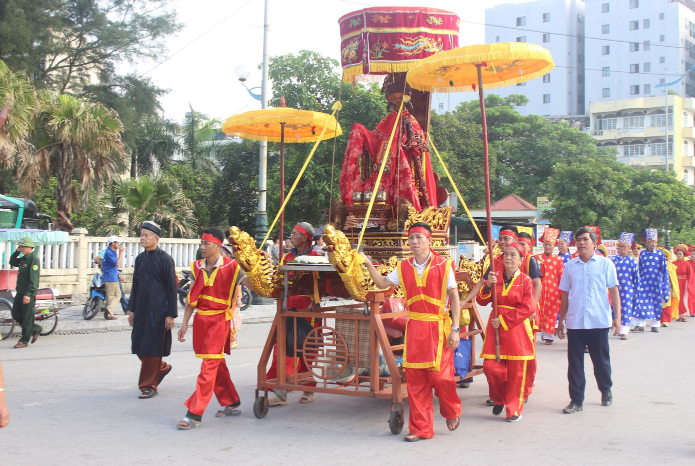 Nghi thức rước kiệu truyền thống.
