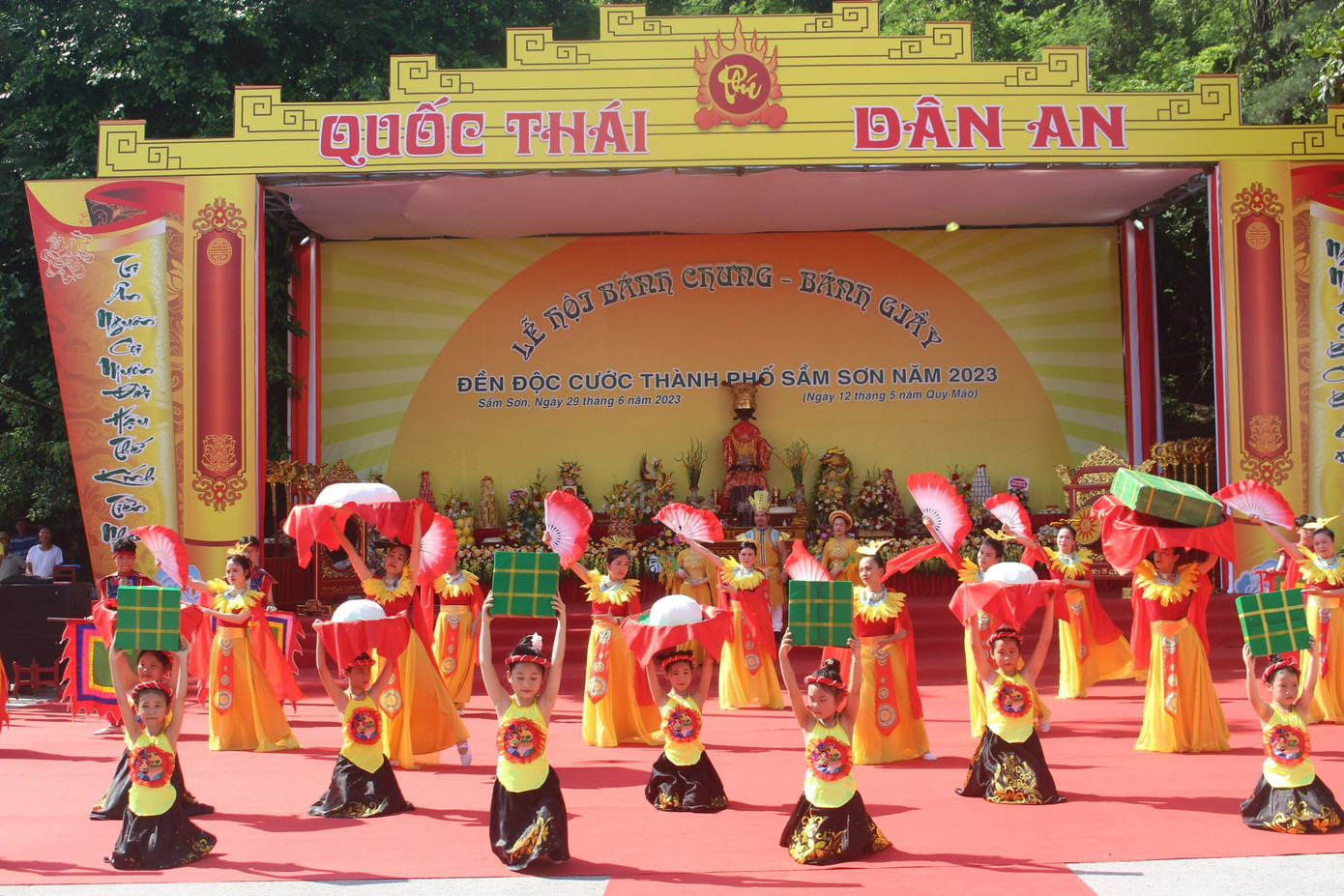 Nhiều chương trình văn hoá nghệ thuật diễn ra tại lễ hội.