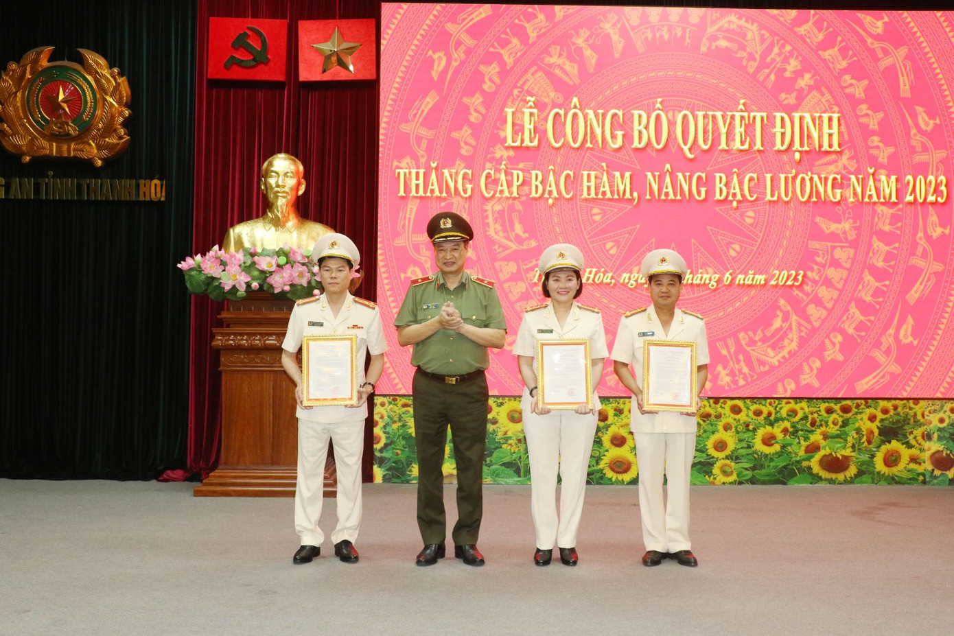 Thiếu tướng Trần Phú Hà trao quyết định của Bộ trưởng Bộ Công an về việc nâng bậc lương, thăng cấp bậc hàm đối với 3 Phó Giám đốc Công an tỉnh Thanh Hoá.