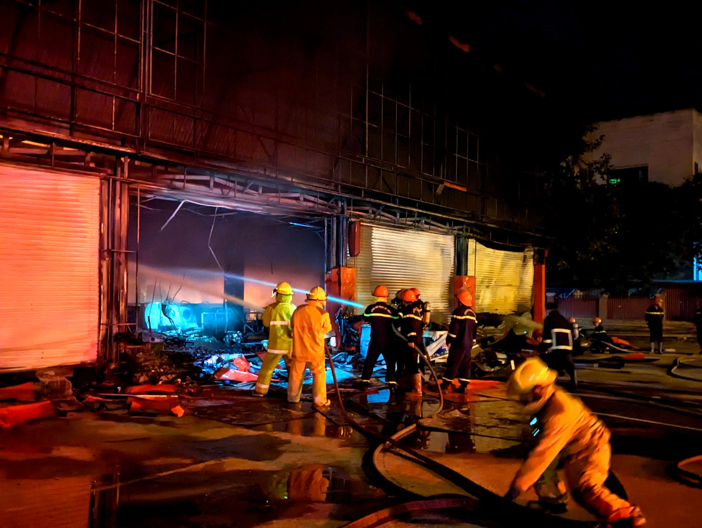 Lực lượng chức năng tiếp cận hiện trường thực hiện dập lửa