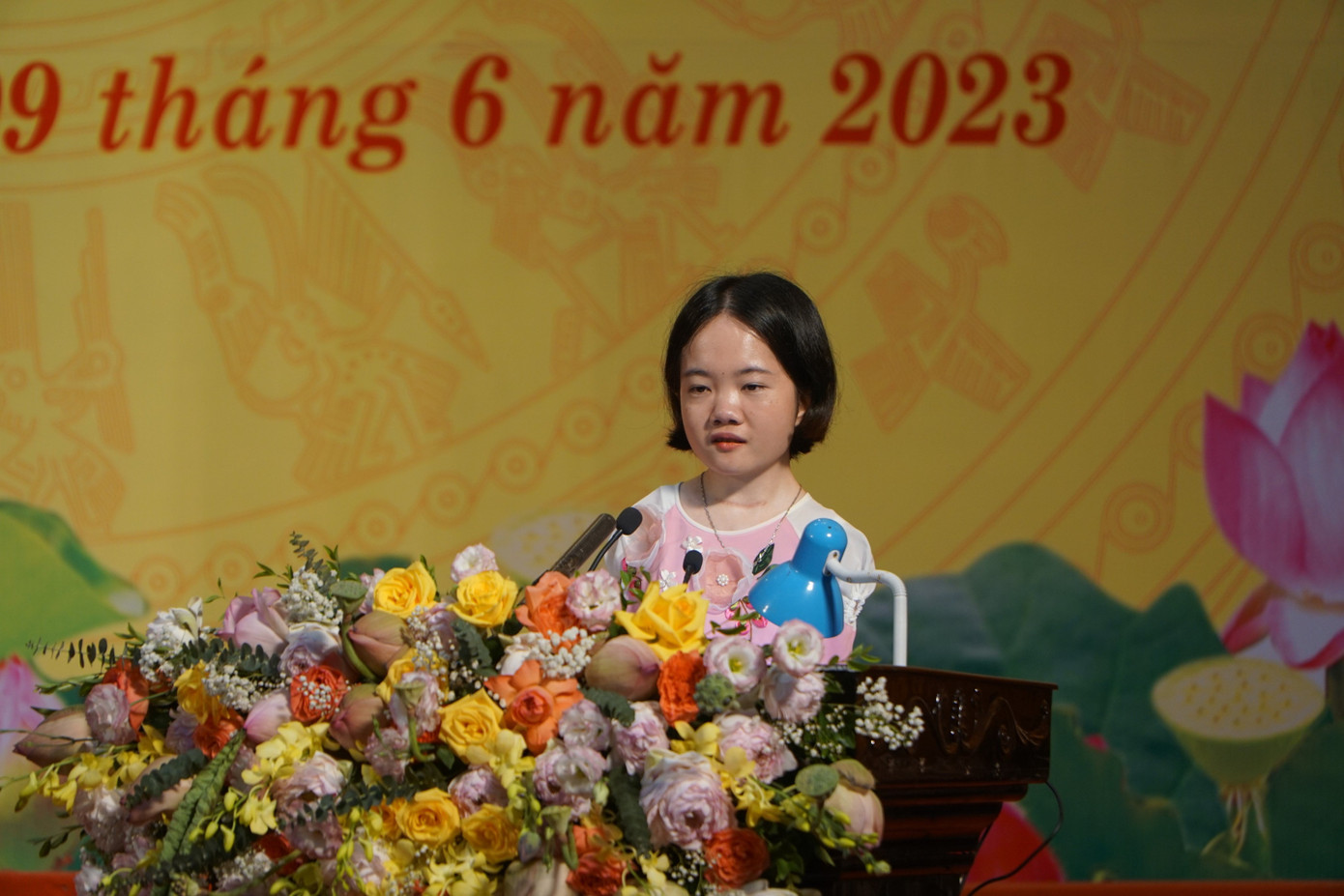 Lê Thị Thắm trình bày tham luận tại buổi lễ. Lê Thị Thắm trình bày tham luận tại buổi lễ.