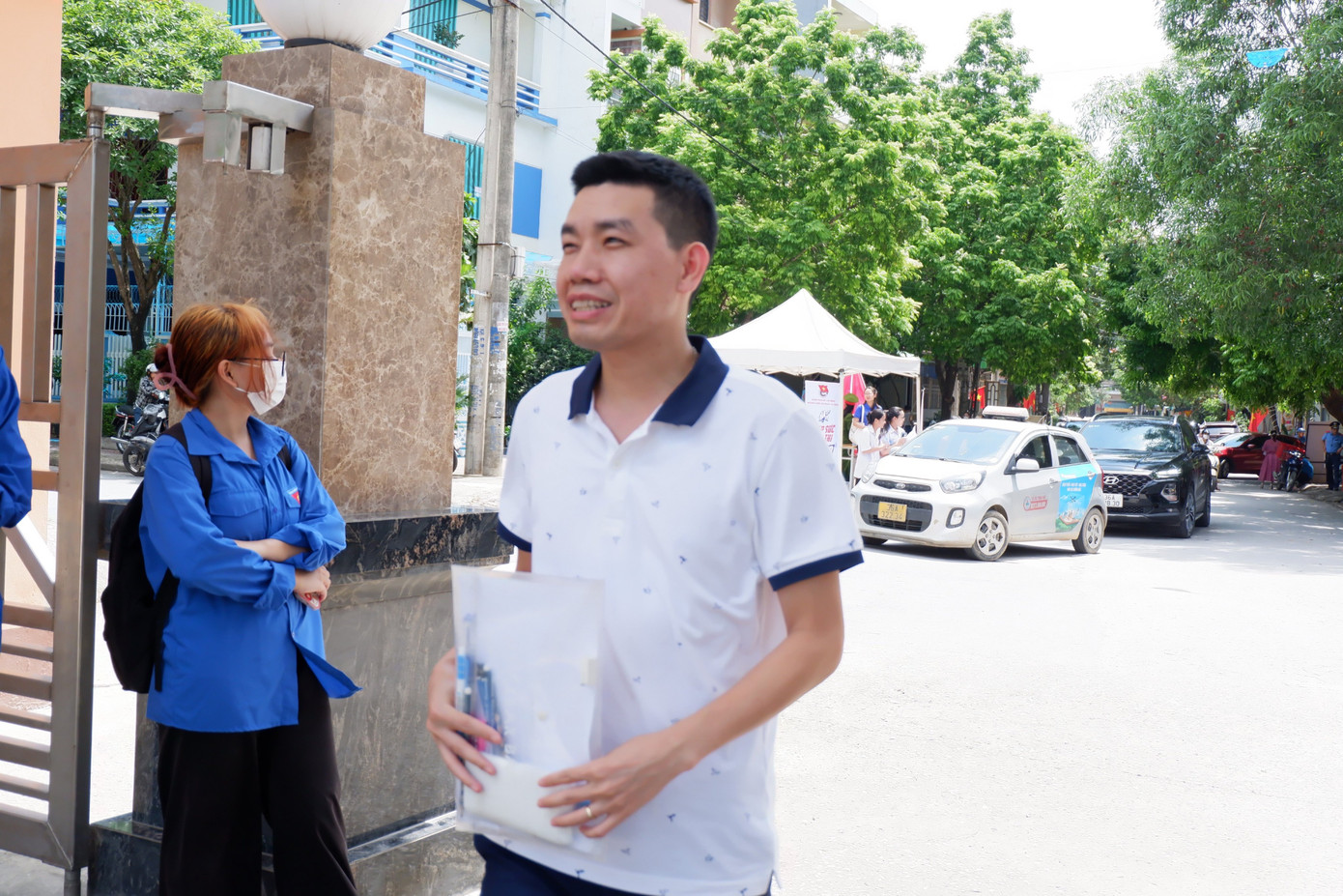 Thí sinh Hoàng Huy Tiến tại điểm thi vào chiều 28/6.