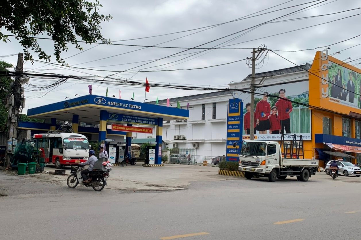 Cây xăng ở vị trí phía tây (đường Dương Đình Nghệ) của Bến xe khách phía Tây thành phố Thanh Hoá.