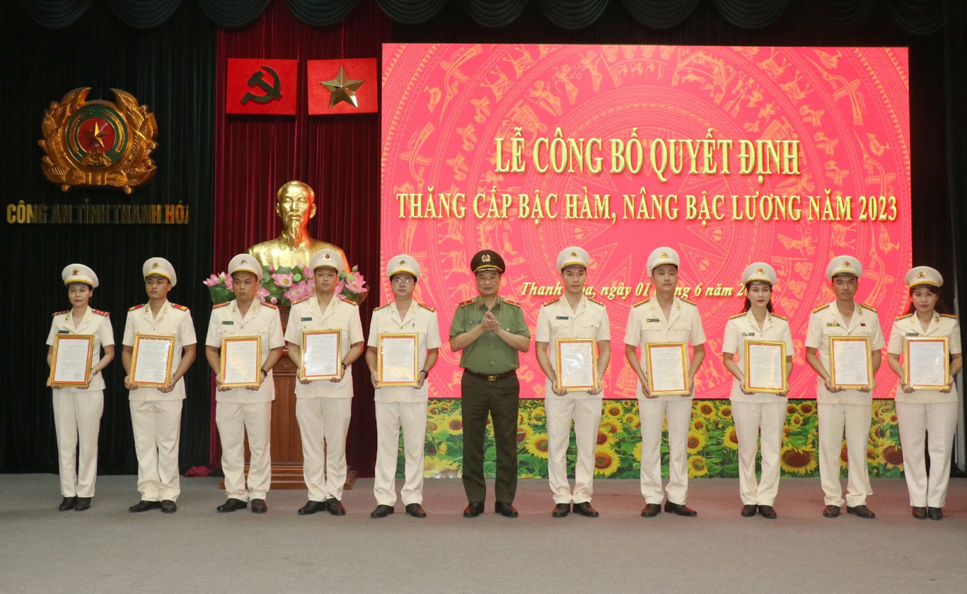Thiếu tướng Trần Phú Hà, Giám đốc Công an tỉnh Thanh Hoá trao các quyết định thăng cấp bậc hàm, nâng bậc lương cho các chiến sỹ.