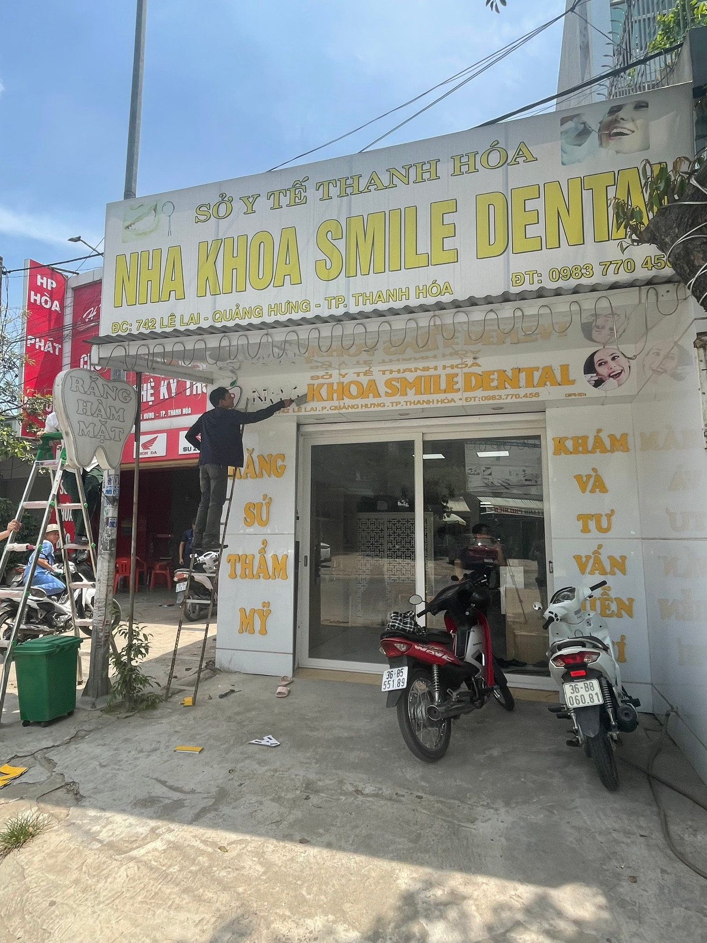 Mặc dù cơ quan chức năng đã tạm đình chỉ hoạt động nhưng nhiều cơ sở nha khoa vẫn tổ chức tiếp nhận, điều trị cho khách hàng, bệnh nhân dưới nhiều hình thức khác nhau.