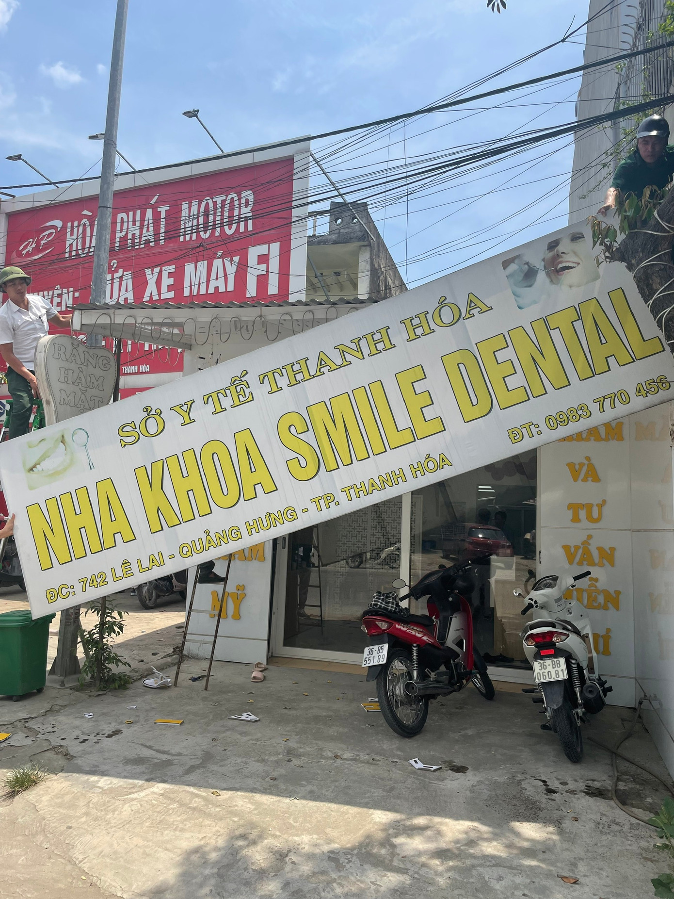 Lực lượng chức năng xử lý, hạ bảng biển của cơ sở nha khoa hoạt động trái phép.