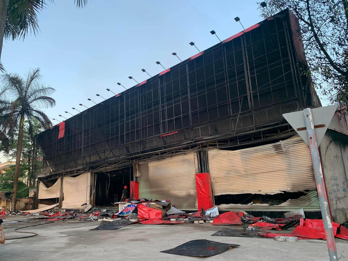 Sau 2 giờ triển khai công tác chữa cháy, đám cháy được khống chế và dập tắt hoàn toàn, ngăn chặn cháy lan sang các cơ quan, đơn vị và nhà dân xung quanh.