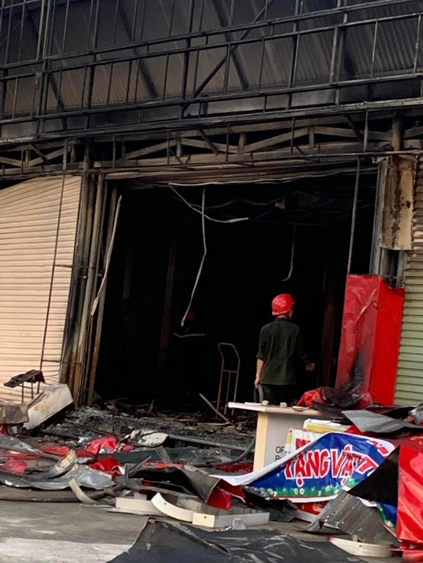 Tại hiện trường, Chỉ huy chữa cháy Phòng Cảnh sát phòng cháy chữa cháy và cứu nạn cứu hộ đã điều động thêm xe chữa cháy của các đơn vị, doanh nghiệp trong Khu kinh tế Nghi Sơn đến hiện trường phối hợp cùng lực lượng chức năng triển khai dập tắt đám cháy.