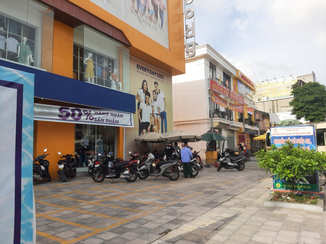 Khu dịch vụ phía bên phải cổng chính Bến xe khách phía Tây thành phố Thanh Hoá.