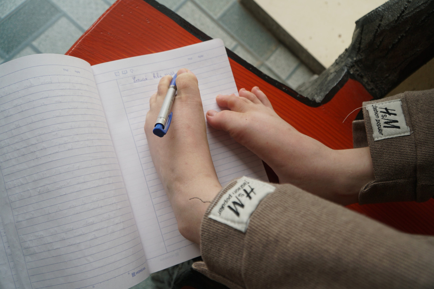 Đôi chân viết chữ của cô giáo Thắm. Đôi chân viết chữ của cô giáo Thắm.