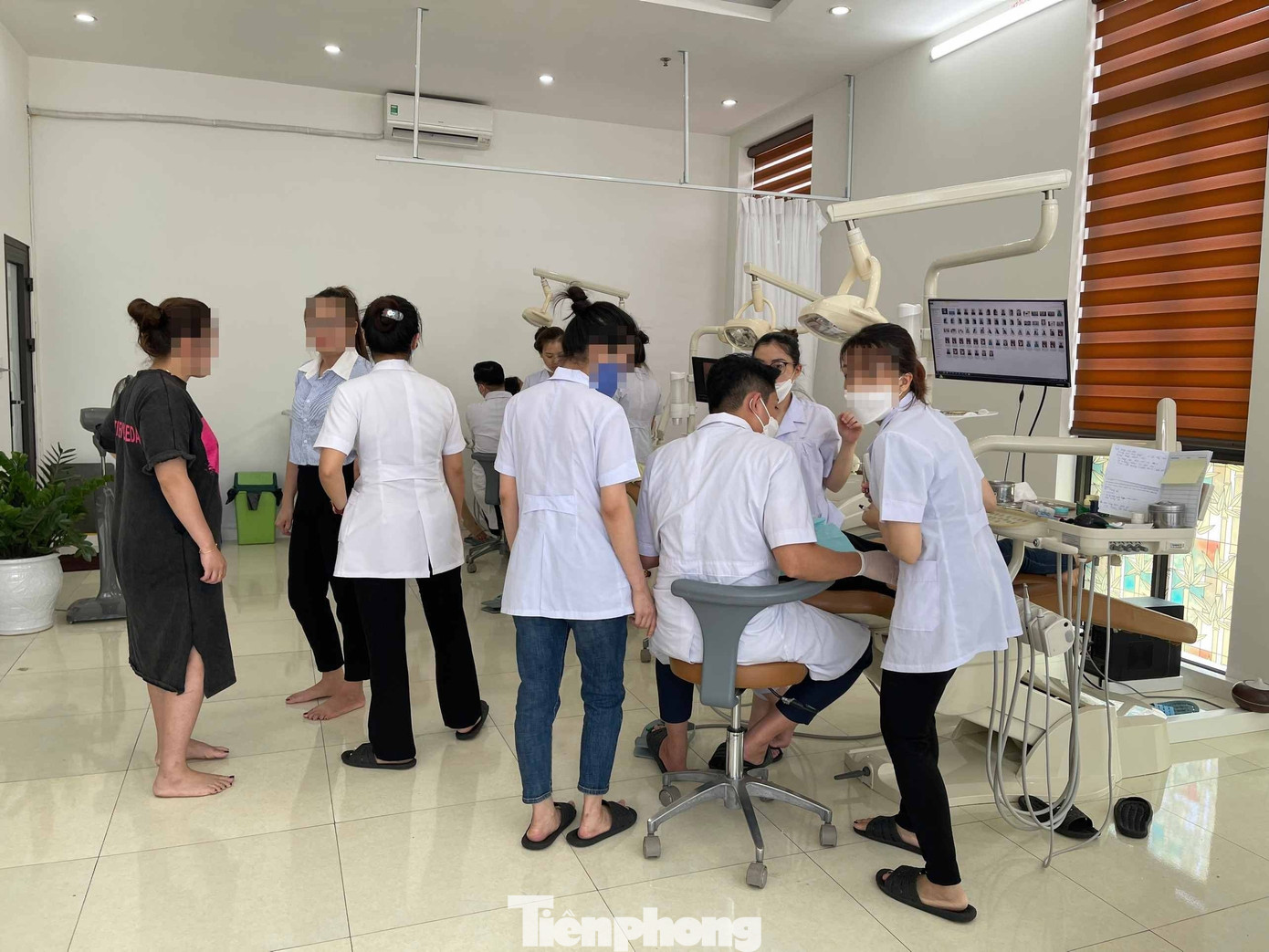 Hoạt động khám, điều trị có dấu hiệu trái phép phía bên trong căn thương mại số 15, toà B (tầng 1), Chung cư Ruby, phường Lam Sơn vào sáng 4/6.