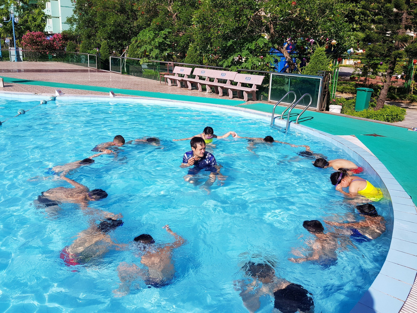 Lớp dạy bơi được các đơn vị liên tục triển khai.