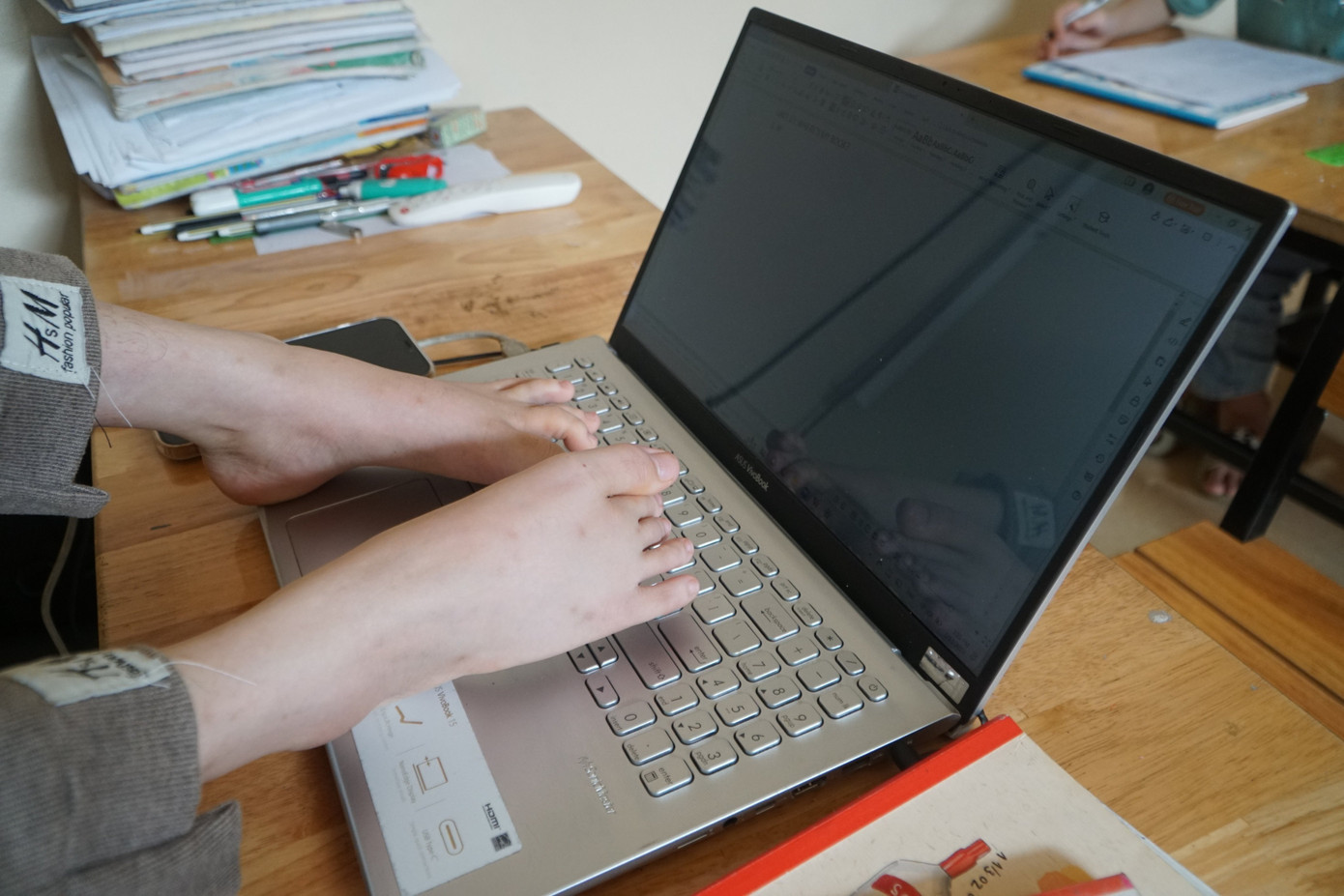 Không chỉ thành thạo viết chữ, đôi chân của Thắm cũng thành thạo các công việc khác và sử dụng công nghệ trong cuộc sống và việc dạy học. Không chỉ thành thạo viết chữ, đôi chân của Thắm cũng thành thạo các công việc khác và sử dụng công nghệ trong cuộc sống và việc dạy học.